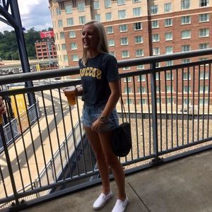 Meet your Posher, Danielle